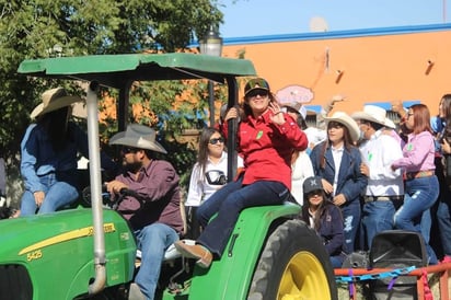 Cabalgan estudiantes de Cuatro Ciénegas por aniversario 