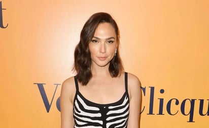 Gal Gadot delinea su silueta con vestido de cebra en Beverly Hills