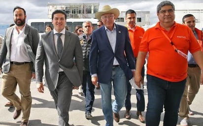 Ken Salazar visita el Puente Colombia en Nuevo León 