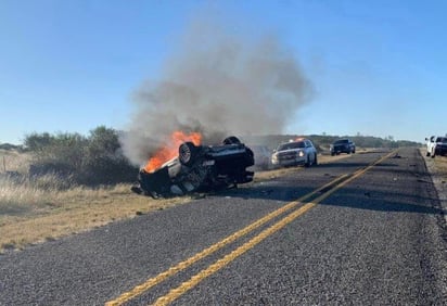 Persecución de traficante terminó en volcadura y envuelto en llamas