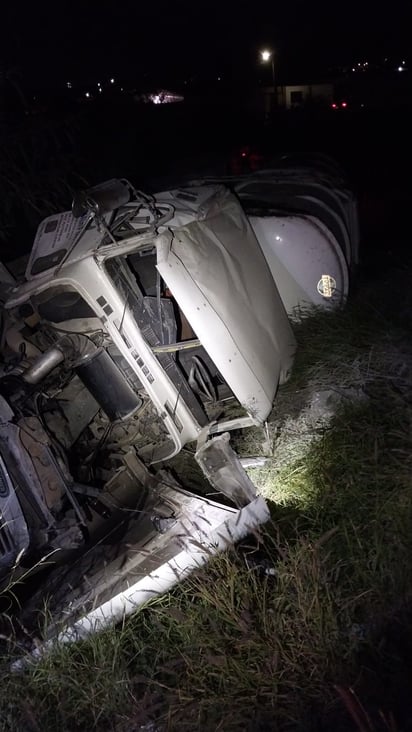 Vuelca auto-tanque cargado con Diésel en la curva Del Diablo en Monclova 