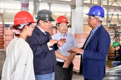 Mario Dávila visita empresa china Golden Dragon en Monclova