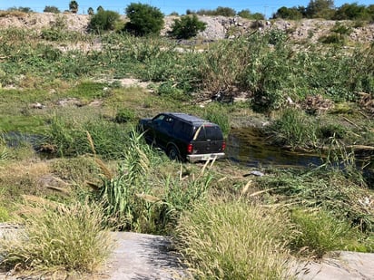 Se queda sin frenos y termina en el fondo del Río Monclova