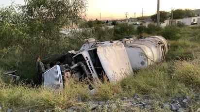 Tráiler vuelca en la curva Del Diablo en Monclova 