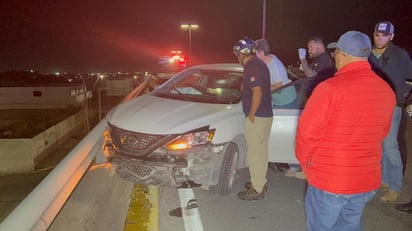 Conductora choca con barandal de puente vehicular