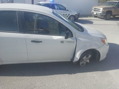 Conductor choca contra banqueta en la colonia Los Bosques