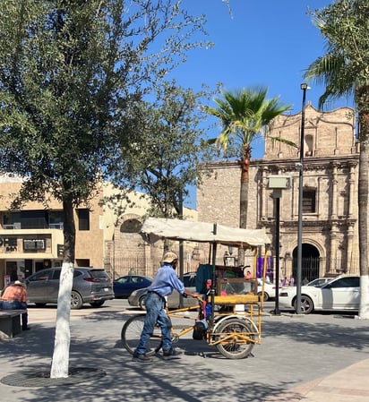 Puestos ambulantes se preparan para instalarse en panteones municipales en Monclova 