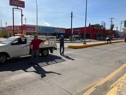 Continúan pintando los camellones de la ciudad de Monclova