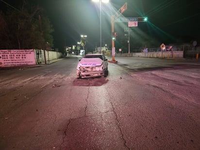 Taxi queda “haciendo gestos” Luego de aparatosa colisión