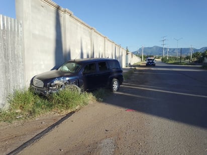 Tras chocar abandonan auto En la avenida Montessori: 
