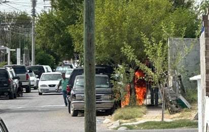 Hombre incendia una camioneta al repararla