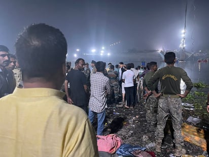 India llora a sus muertos en colapso de puente