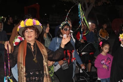 Cuatro Ciénegas celebra callejoneada con flores y huesos