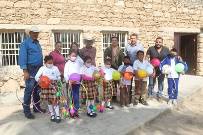 Entregan obra y material escolar en primaria del ejido Higueras en san Buenaventura