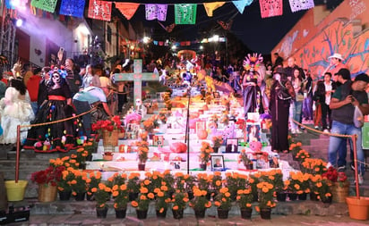 Instalan monumental altar de muertos y calaveras gigantes en Saltillo, Coahuila