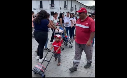 Pequeño repartidor de Coca Cola se vuelve viral en TikTok