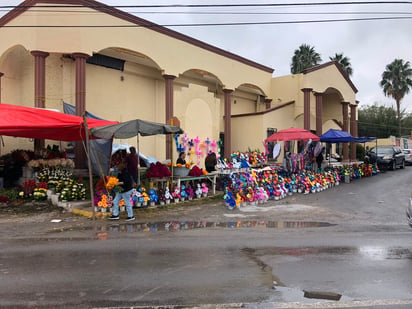 Comerciantes foráneos se lleva la venta de flores del local 