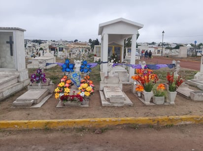 ‘Los angelitos’  reciben flores y juguetes como cada año en la localidad