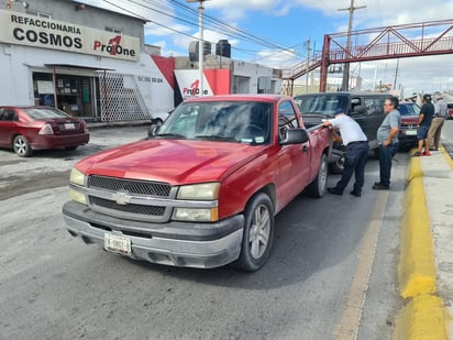 Apresurado conductor provoca carambola en la colonia Primero de Mayo de Monclova 