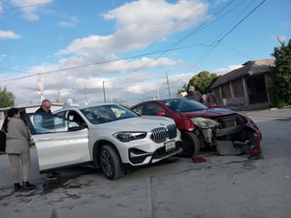 Mujer distraída provoca choque en la colonia Hipódromo de Monclova 