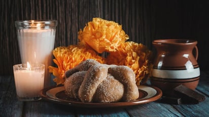 Altar de muertos. ¿Se puede comer la comida de la ofrenda de Día de Muertos? ¿Qué se hace con ella?