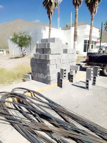 Beto Villarreal  supervisa avances de centro para la mujer en Cuatro Ciénegas