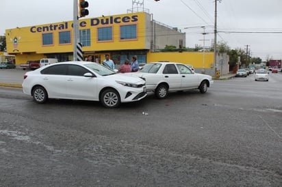 Mujer distraída provoca choque en la Hipódromo