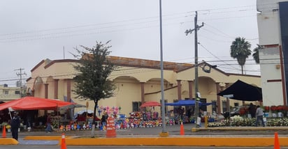 Ciudadanos conmemoran el Día de Muertos visitando los panteones de la localidad