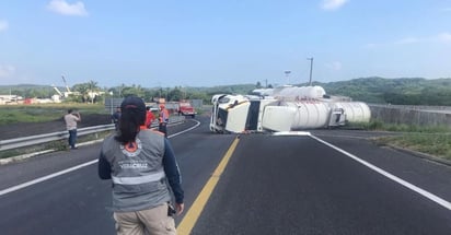 Volcadura de pipa con diésel deja un herido en el puerto de Veracruz