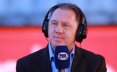 Alex Aguinaga alburea a su compañero en Fox Sports en plena transmisión