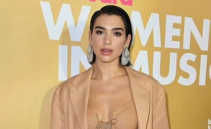 Dua Lipa cautiva con atuendo crochet y look braless en un yate