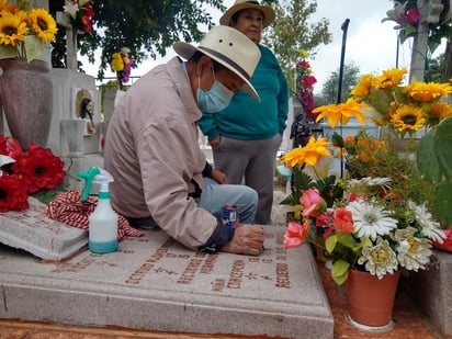 Familias visitan a sus difuntos en este Día de Muertos