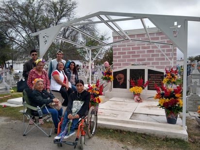 Familias llenan los panteones con rezos, adornos y flores