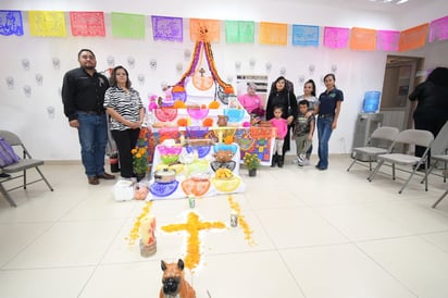 Adultos mayores del DIF de Nava realizan altar de muertos