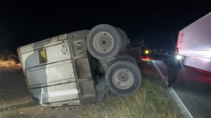 Tractocamión con pacas de cartón vuelca en la 57