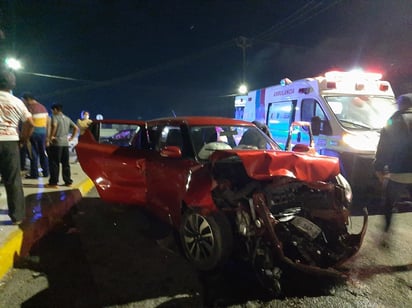 Chocan de frente dos vehículos en la colonia Ciudad Deportiva de Monclova