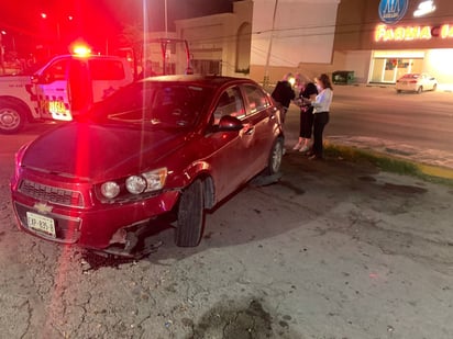 Conductora choca contra camellón central en la colonia Independencia de Monclova