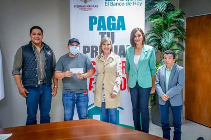 Municipio entrega 20 cheques del seguro de daños contra desastres