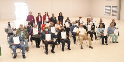 Nava realiza entrega de testamentos a familias