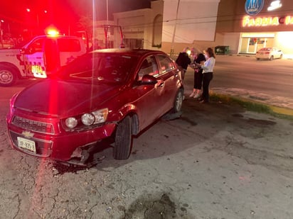 Conductora choca su auto contra camellón central 