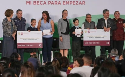 Sheinbaum entrega tarjetas del programa “Bienestar para Niñas y Niños. Mi Beca para Empezar”