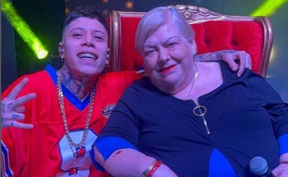 Santa Fe Klan hace llorar a Paquita la del Barrio en el escenario