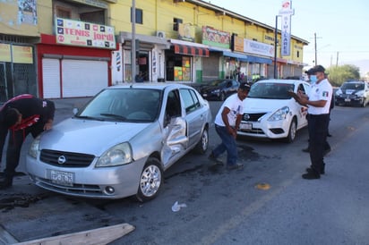 Pasajera de taxi resulta lesionada en choque