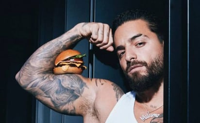 Maluma posa con comida en el cuerpo, ¿de qué trata el nuevo negocio del cantante?