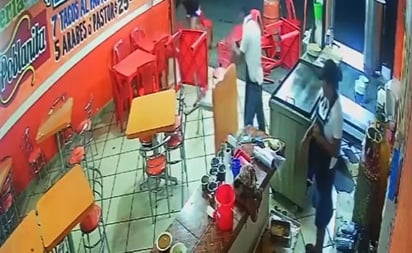 VIDEO: ¡Con los tacos no! Destroza taquería por música muy fuerte