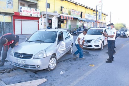 Pasajera de taxi resulta lesionada en choque