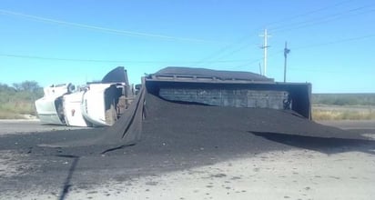 Tractocamión carbonero vuelca en la carretera Sauz-Barroteran