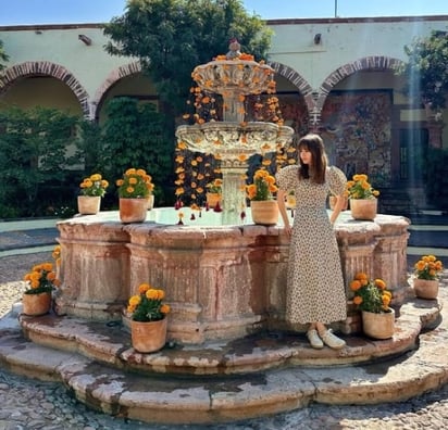 Lily Collins se pasea por las calles de Guanajuato