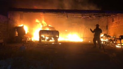 Camioneta y tejaban se incendian en la colonia Independencia de Castaños