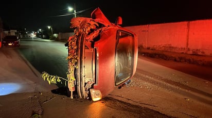 Auto vuelca tras chocar con árbol de limones  en la colonia Picasso